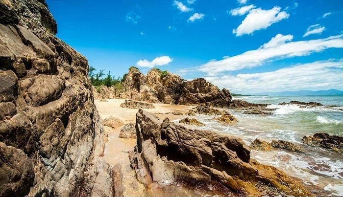 Những bờ biển có bãi đá đẹp ở Việt Nam