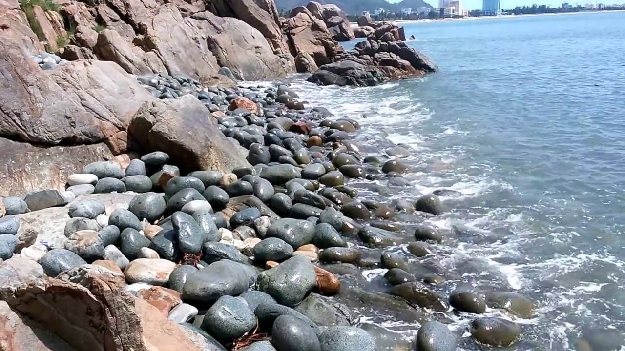 Những bờ biển có bãi đá đẹp ở Việt Nam